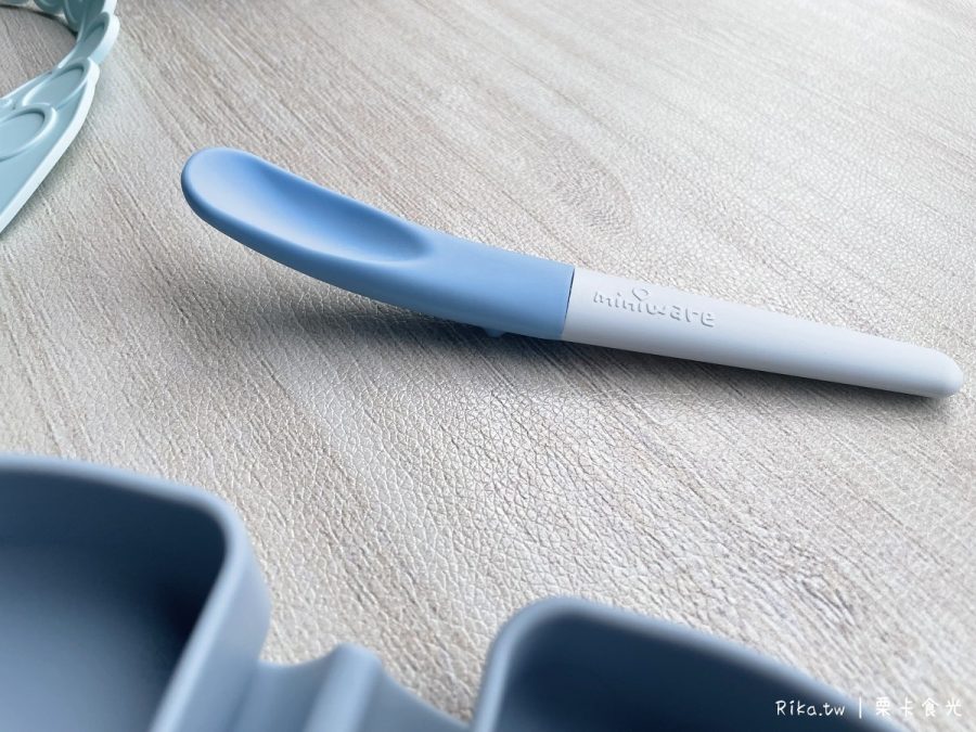 Ｍiniware的蹺蹺板湯匙採用特殊凸點設計讓勺頭不會直接接觸桌面