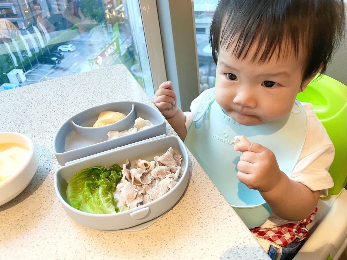 出門在外吃飯可以拿出攜帶型的Ｍiniware寶寶學習餐具給寶寶使用