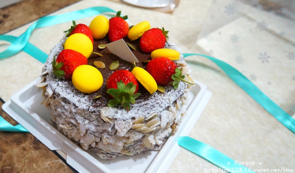 【高雄*食記】歐貝沐⁂ 巧克力重擊!!黑炫渦草莓蛋糕．Home Bake Wood