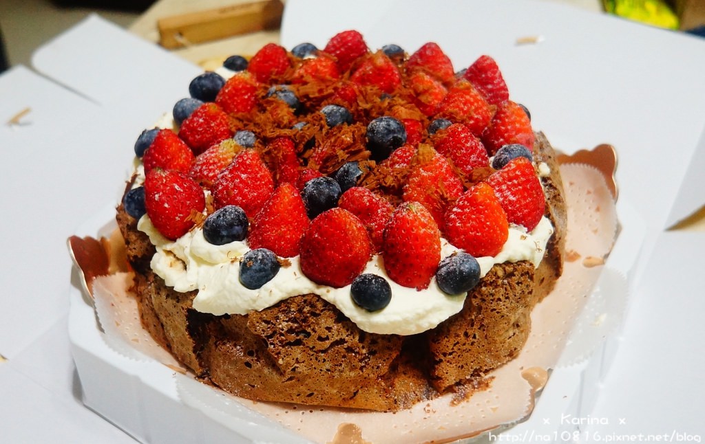 【食記*高雄】奶油仙子的深夜甜點劇場 ♫ 草莓巧克力蛋糕　工作室甜點/生日/喜餅/彌月